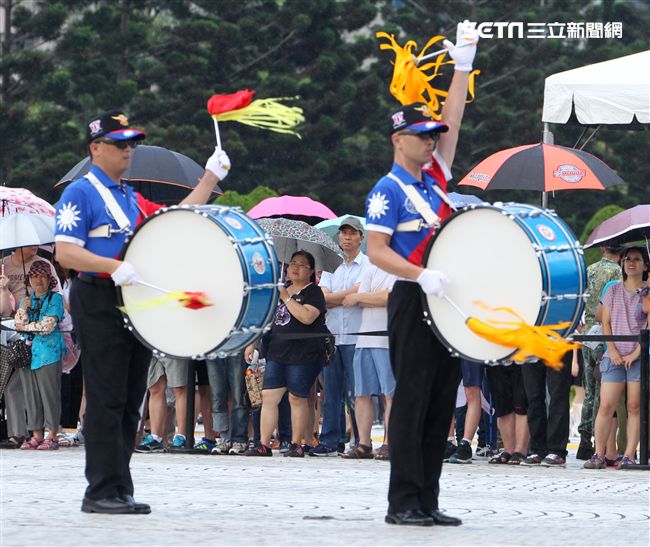 中正預校鼓號樂隊校友團，老驥伏櫪、重返榮耀。（記者邱榮吉/攝影）
