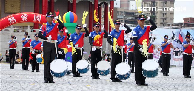 中正預校鼓號樂隊校友團，老驥伏櫪、重返榮耀。（記者邱榮吉/攝影）