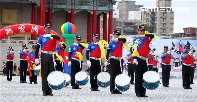 中正預校鼓號樂隊校友團，老驥伏櫪、重返榮耀。（記者邱榮吉/攝影）
