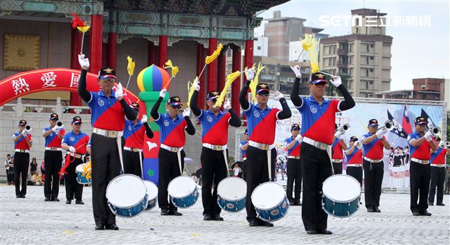 中正預校鼓號樂隊校友團，老驥伏櫪、重返榮耀。（記者邱榮吉/攝影）