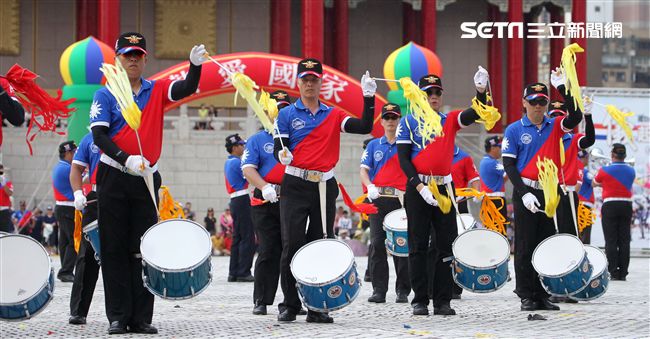 中正預校鼓號樂隊校友團，老驥伏櫪、重返榮耀。（記者邱榮吉/攝影）
