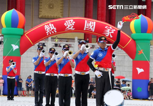 中正預校鼓號樂隊校友團，老驥伏櫪、重返榮耀。（記者邱榮吉/攝影）