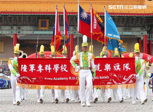 中正預校鼓號樂隊校友團，老驥伏櫪、重返榮耀。（記者邱榮吉/攝影）