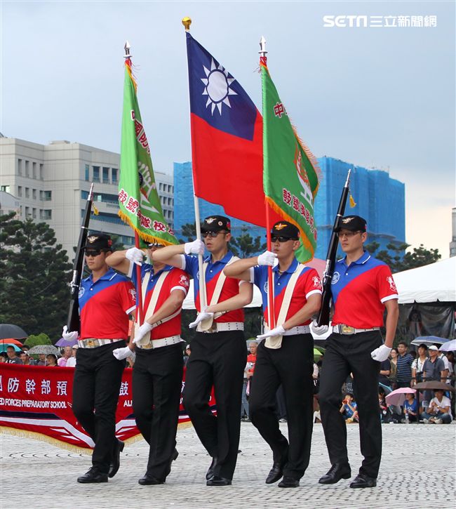 中正預校鼓號樂隊校友團，老驥伏櫪、重返榮耀。（記者邱榮吉/攝影）