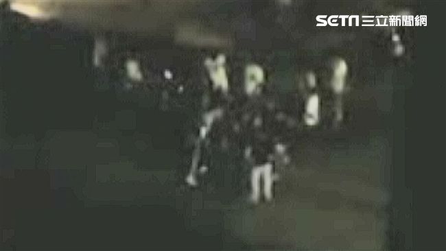 疑酒後衝突！半裸男遭電擊棍棒毆打