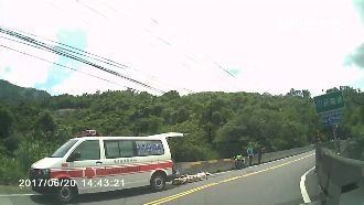 重機過彎失控　騎士慘撞對向橋墩身亡