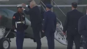 川普幫美國大兵撿帽子並戴上_https://www.youtube.com/watch?v=vEXlpG2_BJU