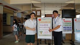 ▲江璟亮（前左），紐約大學首位以13歲低齡錄取的大學本科生。（圖／中央社）
