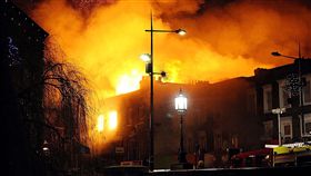 英國倫敦著名景點之一的肯頓巿集（Camden Lock Market）在當地時間9日凌晨起火（圖／路透社／達志影像）
