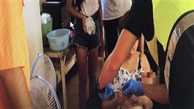 安檢所人員將小嬰兒及家屬帶回所內初步檢視。（圖／翻攝畫面）