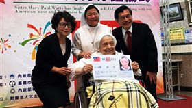 華淑芳修女獲頒身分證 喜稱正港台灣人(圖/中央社)