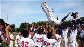 中華隊收下冠軍獎盃。（圖／棒協提供）