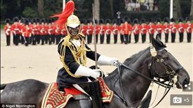 英國女王伊麗莎白二世已經任命一名黑人軍官擔任個人助理，黑人軍官名叫TA（全名Nana Kofi Twumasi-Ankrah）（圖／翻攝自Daily Mail）