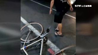 紅線違停遭糾正　男怒踹單車拍掉手機