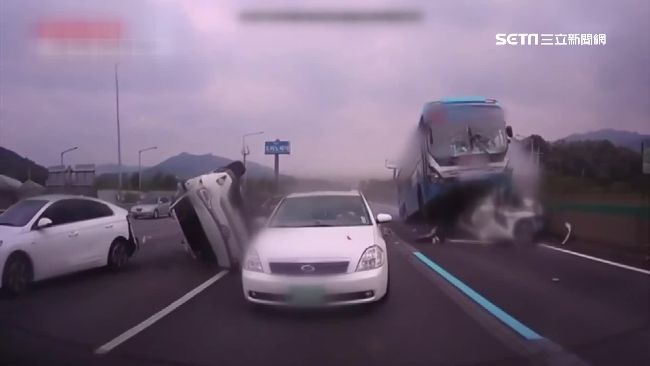 你累了嗎？開車打瞌睡　韓巴士連環撞