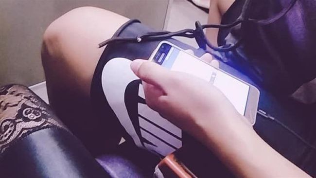 鄰座男性騷護校女　她被檢討穿太騷