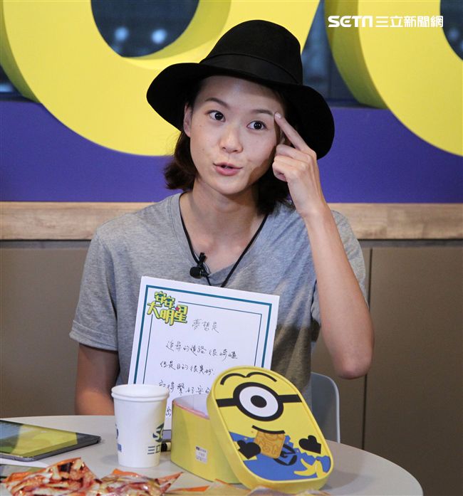 「安安大明星」鍾瑤來啦。（記者邱榮吉/攝影）