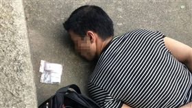 黃嫌騎車逃逸卻自撞路旁計程車被逮。（圖／翻攝畫面）