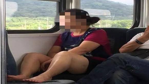 公德心呢？　大媽火車上這樣做被罵翻