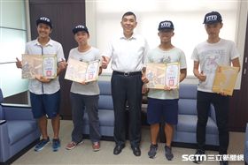  新北市消防局長黃德清與4名熱血準大學生合影留念。（圖／翻攝畫面）