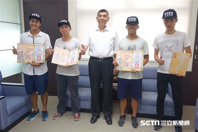 大學生跳水救人　新北消防局長親表揚