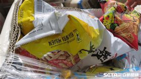 近7萬箱蝦味先回收產品未銷毀，因天候因素飄臭味，引民怨。（圖／高雄市衛生局提供）