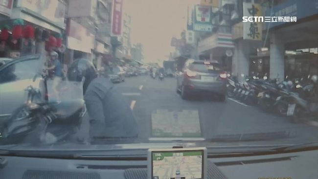 開門害騎士噴飛撞凹車　肇事者竟拒賠