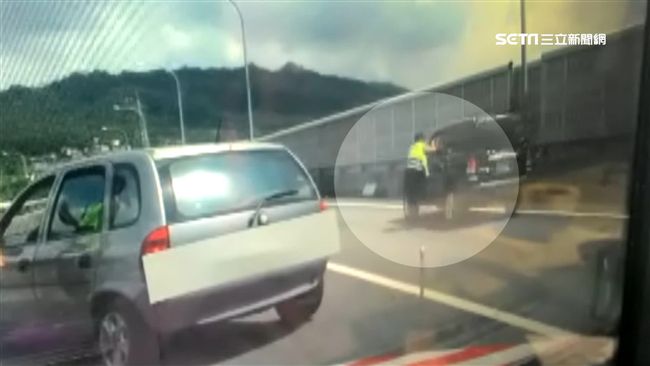 去年國道拖行警　通緝犯今被拖行輾斃