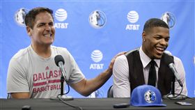 Mark Cuban與Dennis Smith Jr.（ap）