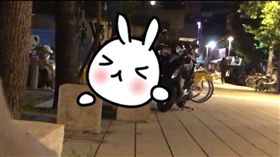 暑假,情侶,捷運站,活春宮,學生,校園,裙擺,內折,搖擺　圖／翻攝自爆料公社影片　https://goo.gl/WhbgAU