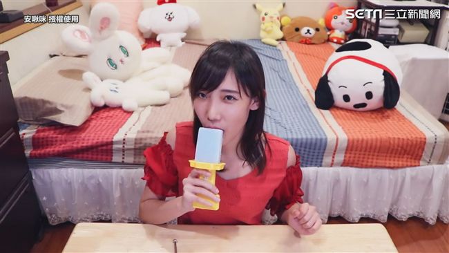 邊吃冰棒邊當DJ　測試玩具卻超尷尬
