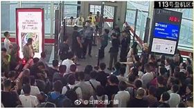 逮捕處理！飛機誤點陸客竟抱走大鬧　揪警單挑還想搶配槍
圖／翻攝自微博