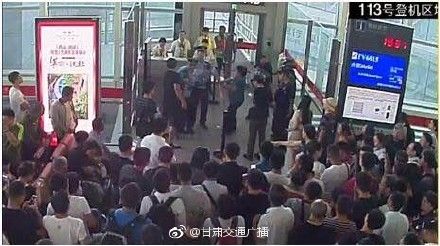不爽飛機延誤　陸旅客竟搶警械