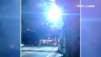 疑用電超載　變電箱起火燒成仙女棒！