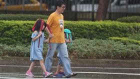 下雨、大雨、陰天、雨天、降雨、午後雷陣雨、雨衣、機車騎士、淋雨（圖／中央社）