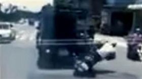 鑽車,騎士,機車,車縫,超車,高雄,鳳山／爆廢公社