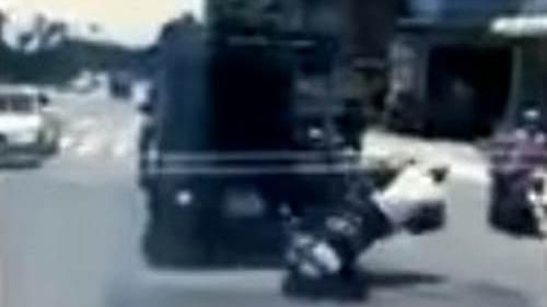 騎士加速鑽車　直撞上貨車慘倒地不起