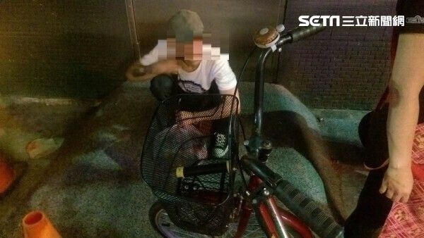 「鷹眼」！老闆娘邊煮麵邊抓偷車賊