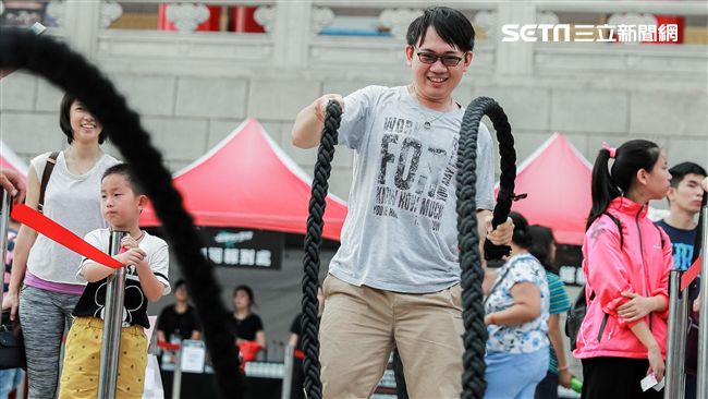 藝術殿堂前玩運動！糾團挑戰揮灑汗水