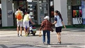 台南民德國中3名學生幫阿嬤牽機車到加油站加油／爆廢公社