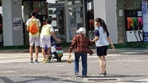 台灣小朋友好棒！3學生幫嬤牽車加油