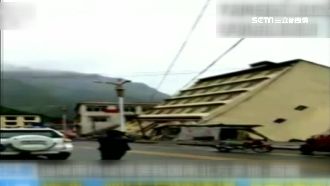 洪水淘空　西藏5層樓民宅倒塌落河