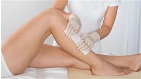 蜜蠟除毛,腿毛 圖／翻攝自《tThe Viral News Network》