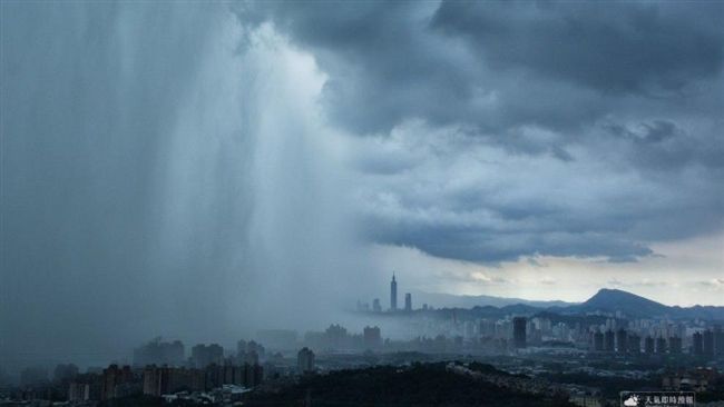 台北天空破洞了！「雨瀑」美景超震撼