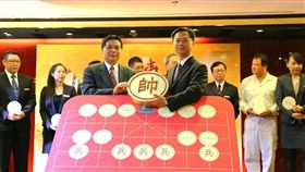 台糖長榮酒店總經理鄭東波(左)將代表酒店最高領導的「帥」承傳給吳建明(右)總經理