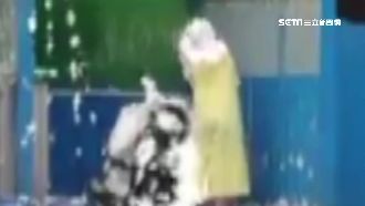 洗車場變澡堂　男穿雨衣洗車兼洗頭