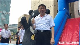 柯文哲出席2017台北河岸童樂會宣傳 和熊讚玩溜滑梯 盧冠妃攝