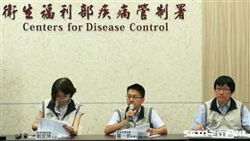 衛福部疾管署副署長羅一鈞（中）表示，預計最快本周會進入腸病毒流行期。（圖／記者楊晴雯攝）