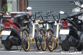 oBike亂象,無樁自行車,共享,機車,腳踏車,停車格,違停　圖／記者林敬旻攝