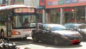 綠燈沒起步…公車親到「海神」屁股　網友全幫司機QQ
圖／翻攝自聯結車 大貨車 大客車 拉拉隊 運輸業 照片影片資訊分享團臉書
https://www.facebook.com/groups/730994103593285/permalink/2100261753333173/